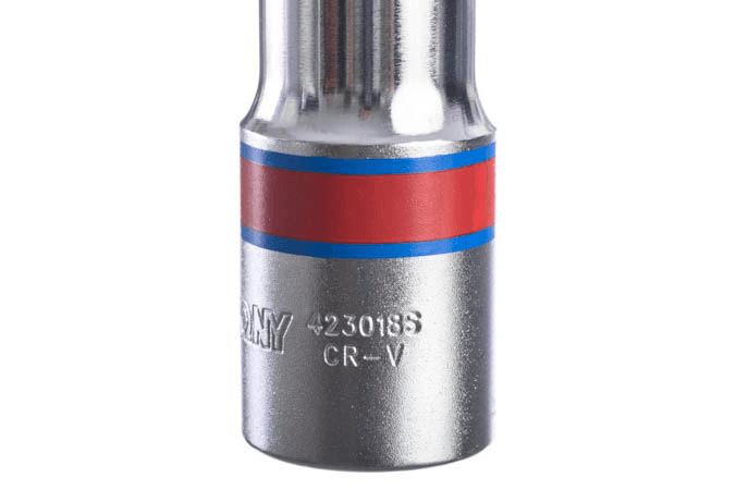 KING TONY 長套筒的 423018S 型號與 CR-V 鉻釩鋼刻印特寫