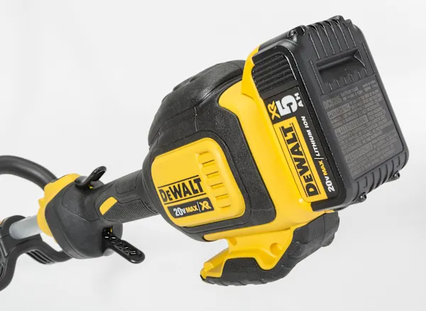 DEWALT 得偉 DCST920P1 割草機 20V 5.0Ah 電池及馬達細節