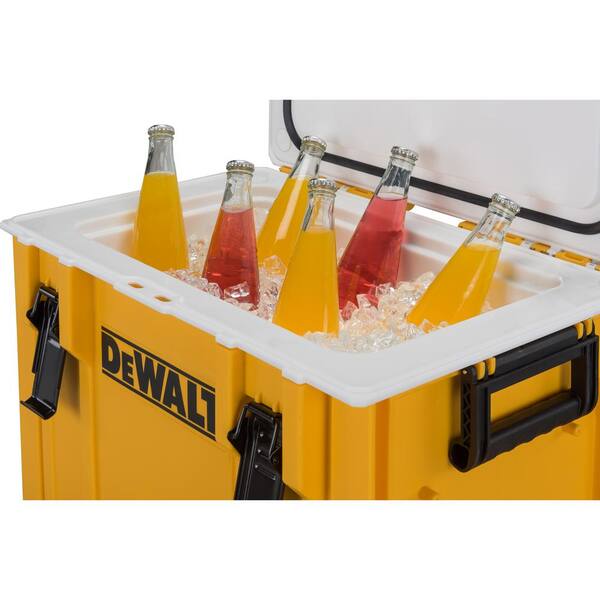 DEWALT 得偉 DWST08404 硬漢系列保冷箱(開蓋斜視圖,內置飲品)