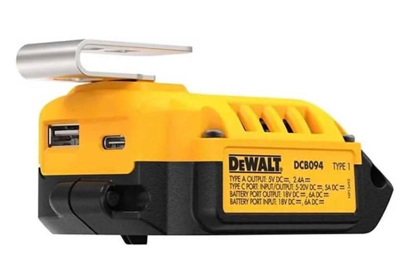 DEWALT 得偉 DCB094 行動電源轉換器(側面,顯示輸出規格標籤)