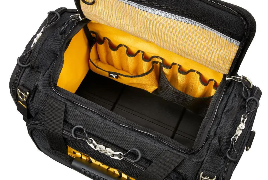 DEWALT 得偉 DWST83522-1 22吋硬漢工具袋(大型)內部間隔細節